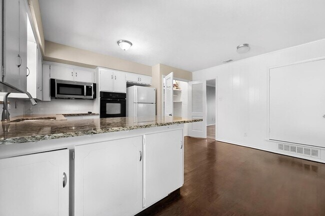 Building Photo - 8351 Lullwater Dr