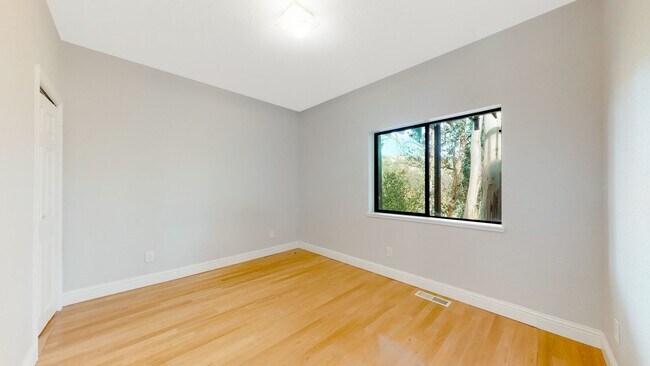 Building Photo - 7099 Pinehaven Rd
