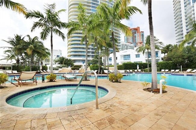 Building Photo - 100 South Pointe Dr