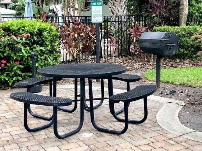 Building Photo - Beautiful 2/2 Condo with Water and Full Se...