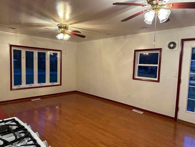 Building Photo - 2 Bedroom Downstairs Duplex in Norfolk