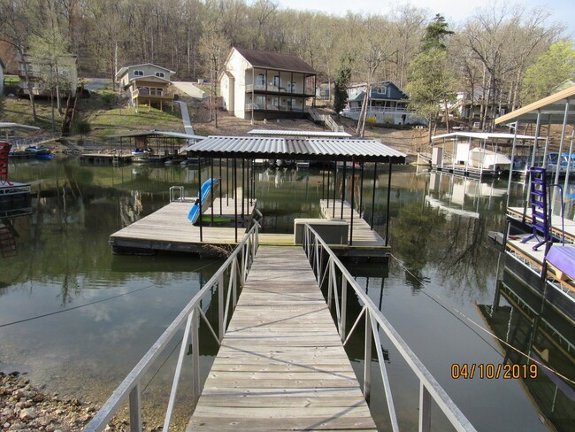 Building Photo - 2 bedroom lakefront house in Lake Ozark