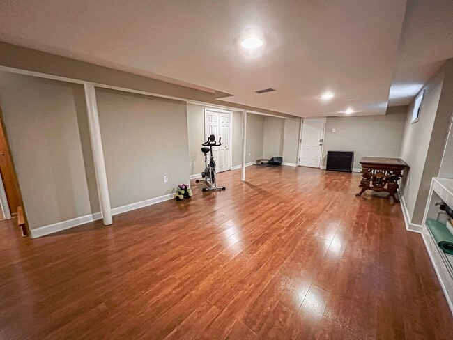 Building Photo - Sunny and Bright 4 Bedroom 3 Bath 2 Level ...