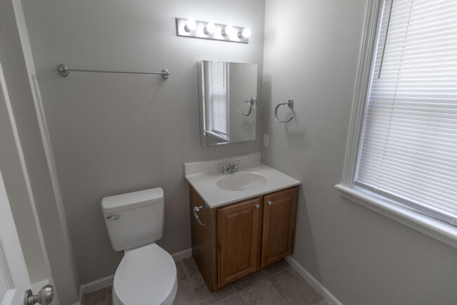 Building Photo - 1938 Center St