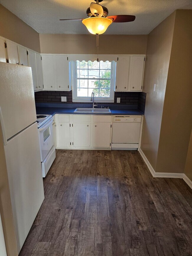 Building Photo - 2 bedroom 1.5 bath condo now available for rent in Dalton, Ga