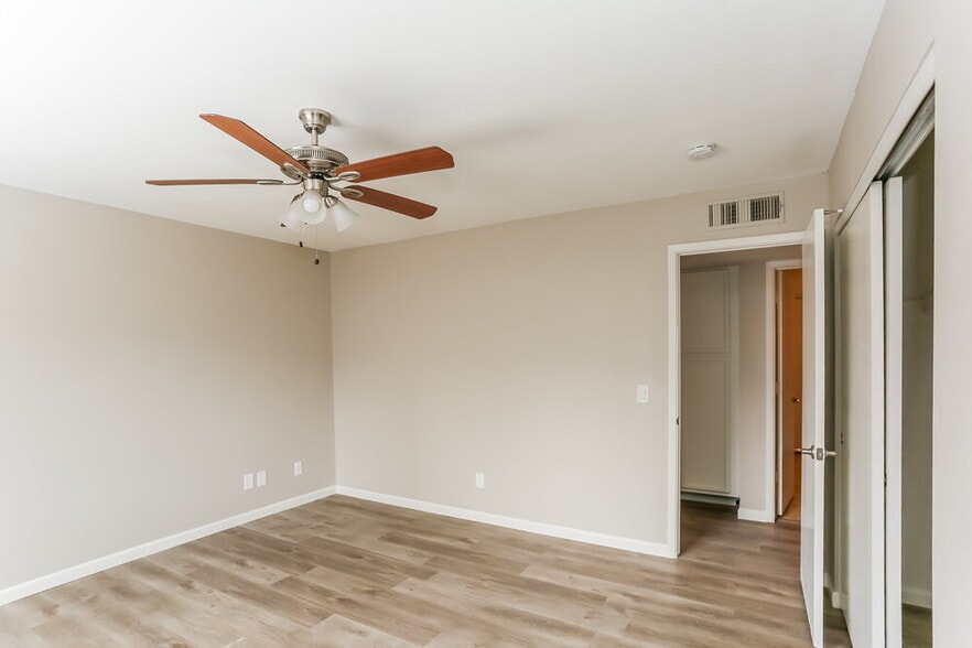 Building Photo - 1417 E Irwin Ave