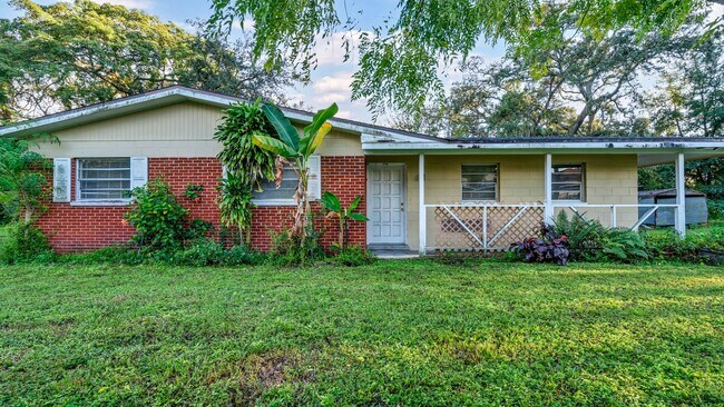 Primary Photo - Renovated 3-Bed Furnished Home with Large ...