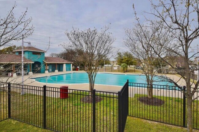 Building Photo - 1701 Logan Dr