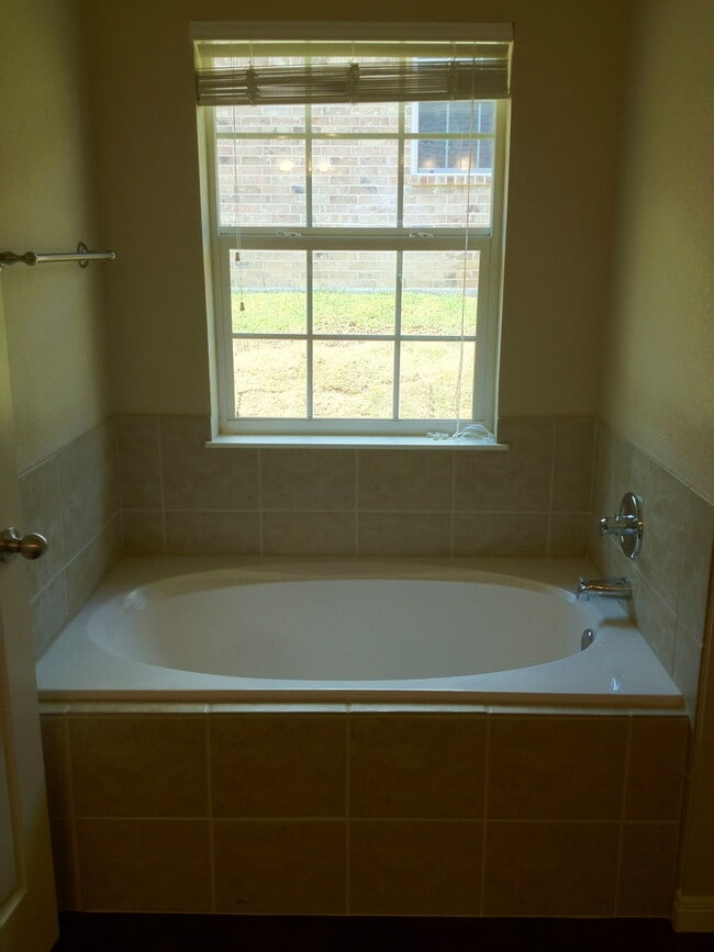 Building Photo - 201 Chapel Trail Cir