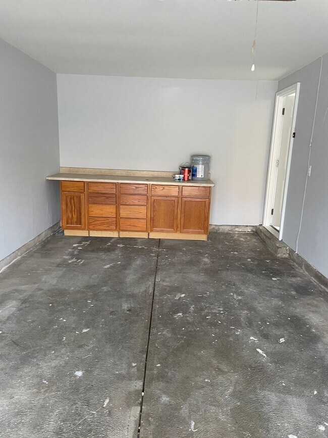 Building Photo - Updated 3 bed/2 bath in Huber Heights