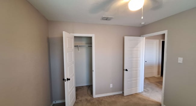 Building Photo - 9619 Pleasanton Blf