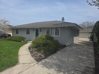 Building Photo - Updated 3 bedroom Racine ranch