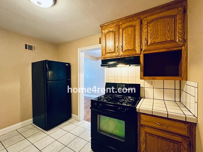 Building Photo - Adorable Ranch in Roeland Park w/ Wood Flo...