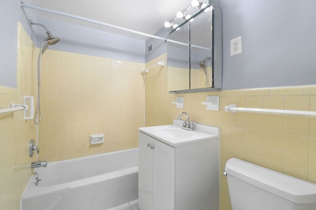 Building Photo - Spacious 1BR / 1 BA at Grosvenor Park III ...