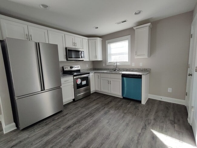 Building Photo - 2015 Brantley Creek Dr