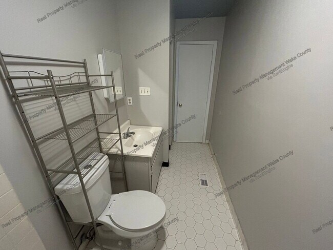Building Photo - 4702 Walden Pond Dr