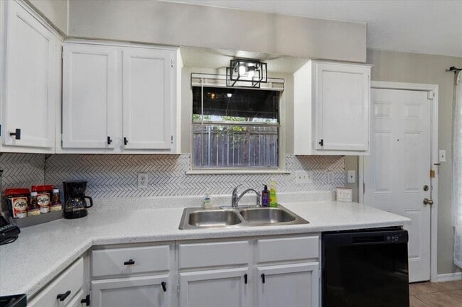 Building Photo - 200 Laurel Dr