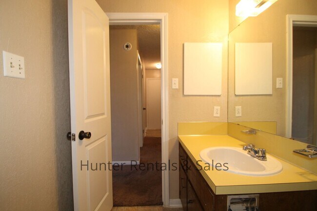 Building Photo - 2810 Lawndale St