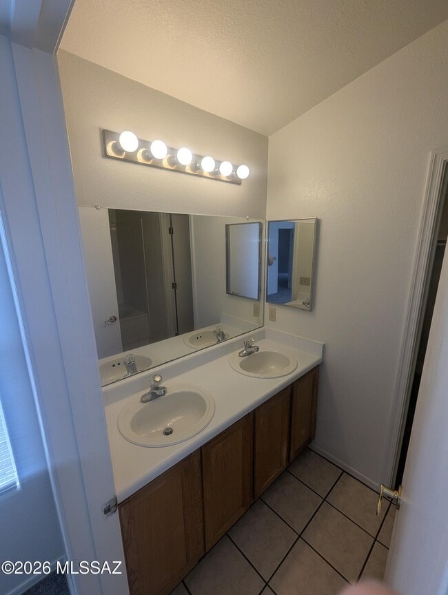 Building Photo - 7835 S Lennox Ln