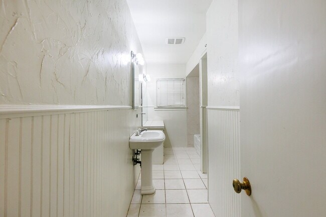 Building Photo - 4 Bedroom in Tech Terrace