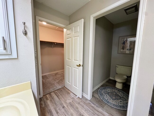 Building Photo - 9809 Lakewood Ct