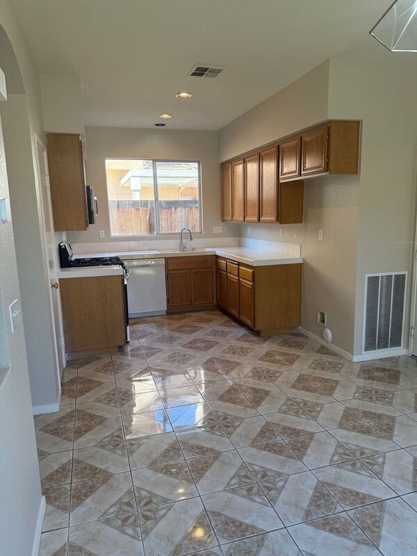 Building Photo - 39545 Warbler Dr