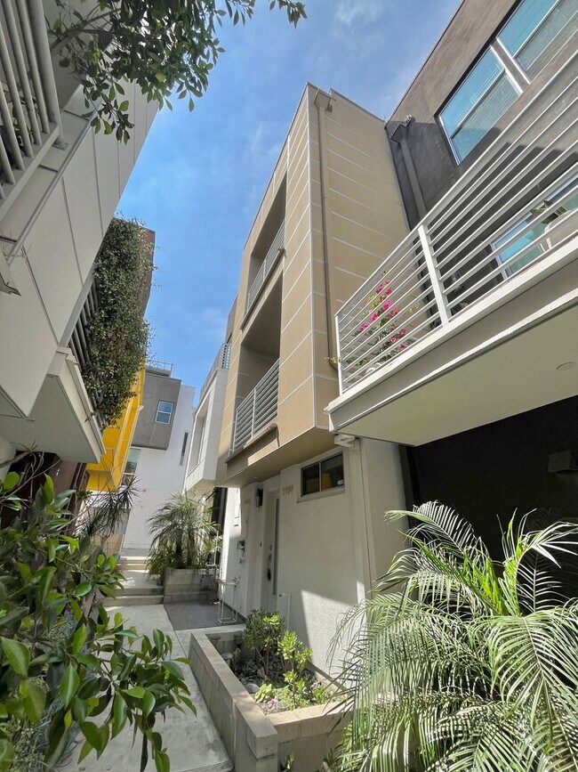 Building Photo - Spacious Light-Flooded 3-Story Silver Lake...