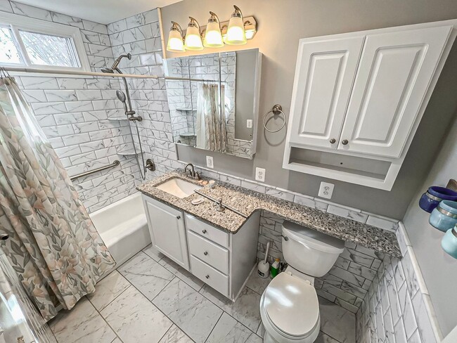 Building Photo - Cheerful 3 Bedroom 2 Bathroom With Office ...