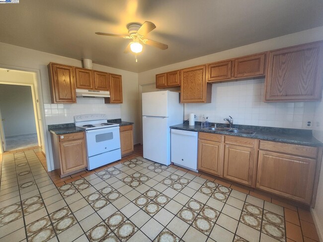 Building Photo - 323 Adelle St