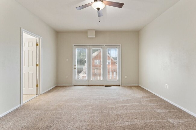 Building Photo - Commuter's Dream! Stylish 3-Bedroom Condo ...