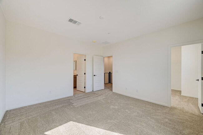 Building Photo - Stunning Summerlin townhome! 2 car garage!