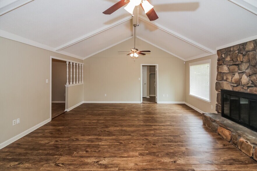 Building Photo - 4102 Royalcrest Dr