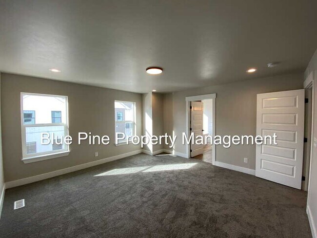 Building Photo - 2890 Sunburst Dr