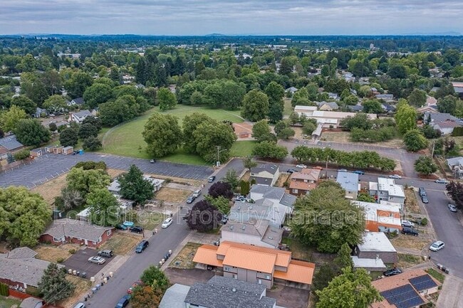 Building Photo - 1950 NW Hayes Ave