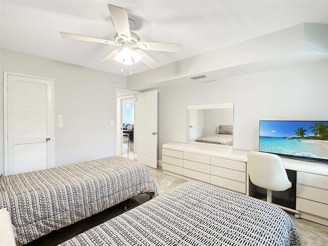 Building Photo - 3505 Oaks Way