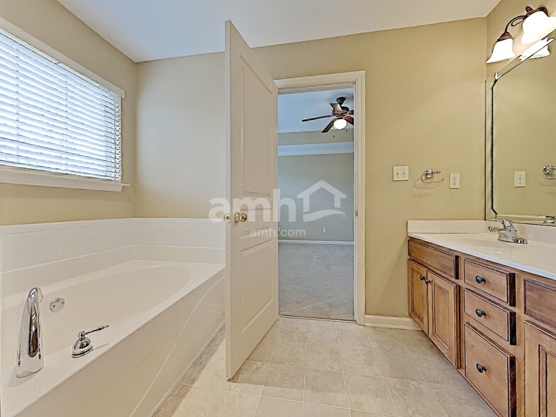 Building Photo - 1515 Pathfinder Ln
