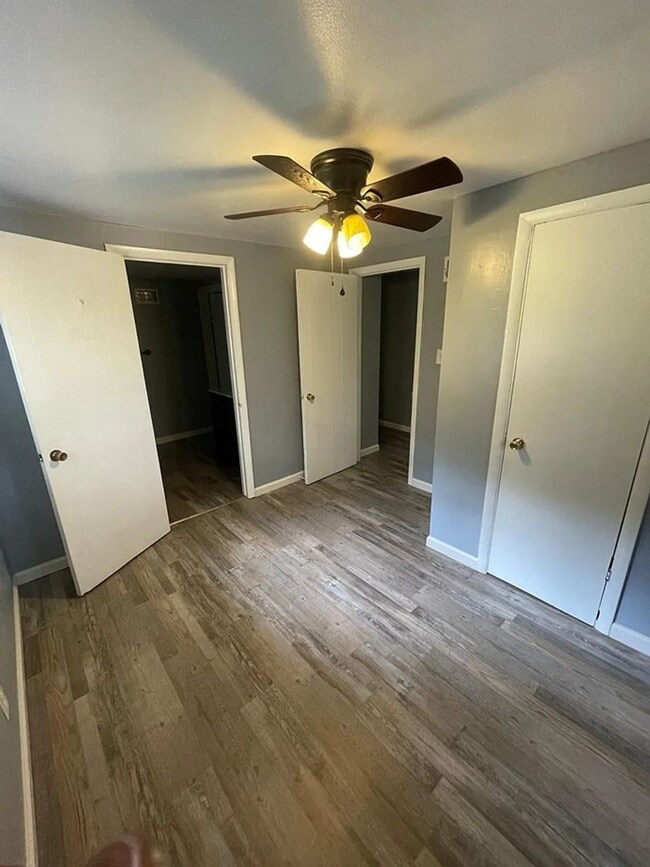 Building Photo - Charming 3-Bedroom 1.5 Bath Cottage-Style ...