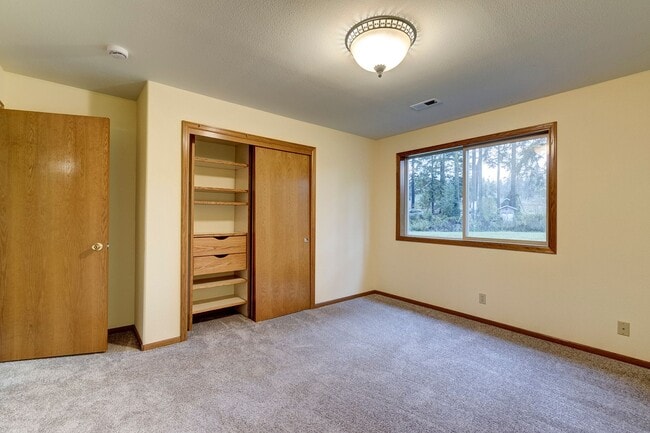 Building Photo - 3 Bedroom 2.5 bathroom nestled in woods with water view