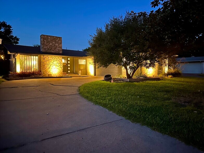 Building Photo - 912 Forreston Dr