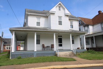 Building Photo - Spacious Single Family Home