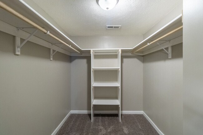 Building Photo - Gorgeous Newer Home in Nice Family Neighborhood