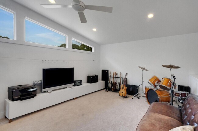 Building Photo - 2502 Side Cove
