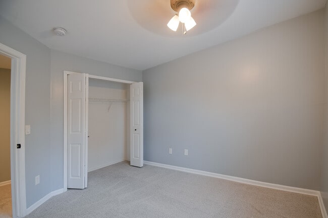 Building Photo - 1374 Village Dr