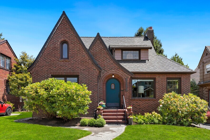 Primary Photo - 1526 Thorndyke Ave W