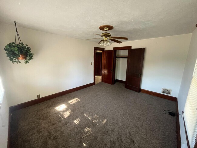 Building Photo - 354 E Indianola Ave