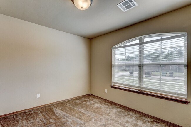 Building Photo - AVAILABLE 3-15-2020  FOR OCCUPANCY IN YUKON, MUSTANG SCHOOLS!