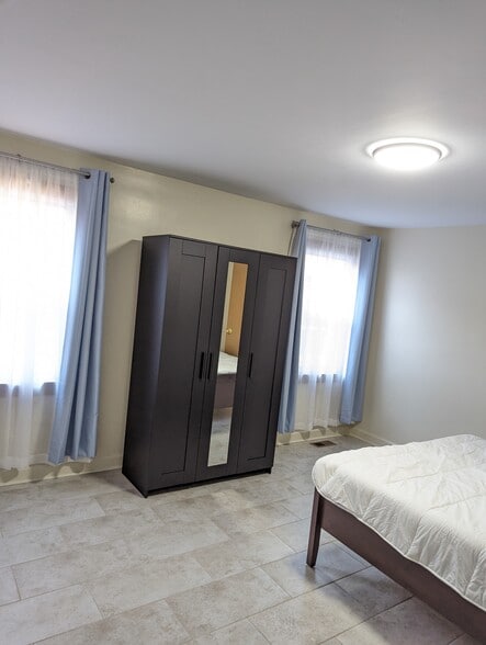 Building Photo - 3322 W Catalpa Ave