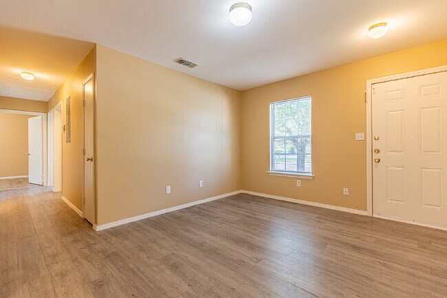 Building Photo - 303 Villareal St