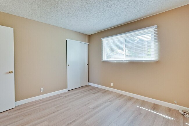 Building Photo - Remodeled 2 Bed 1 Bath Condo!