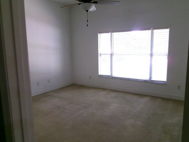 Building Photo - 12415 Lake Valley Dr